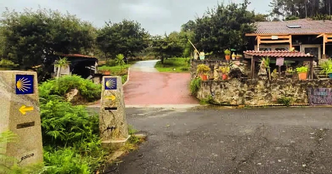 Hitos del Camino de Santiago frente a la entrada de la casa