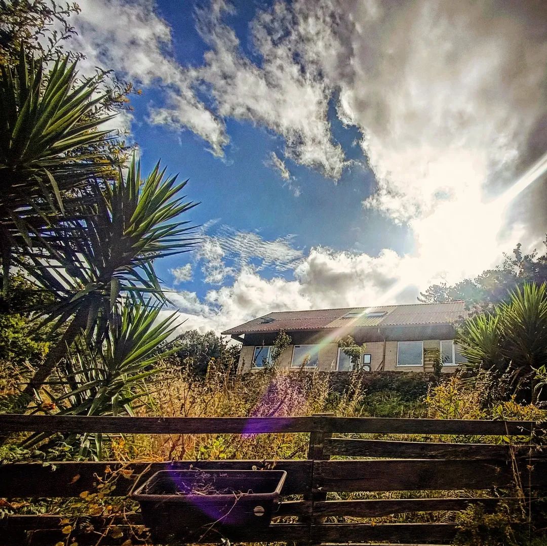 La casa con un cielo de nubes muy vivo