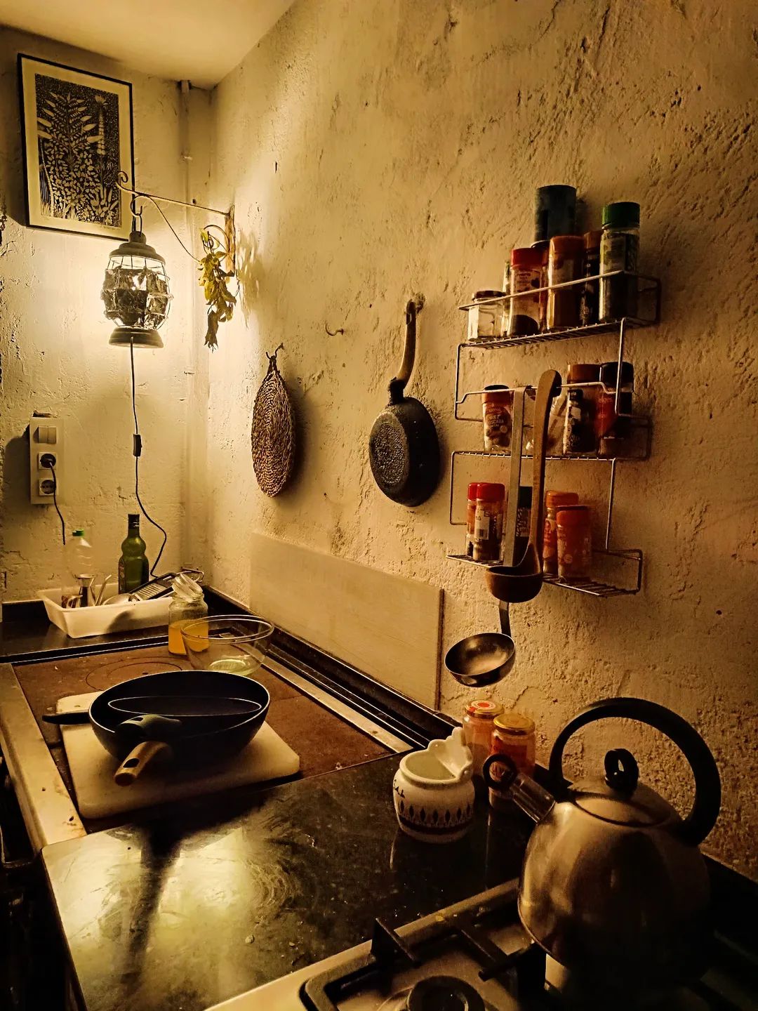 La cocina, con sus especias y utensilios colgados