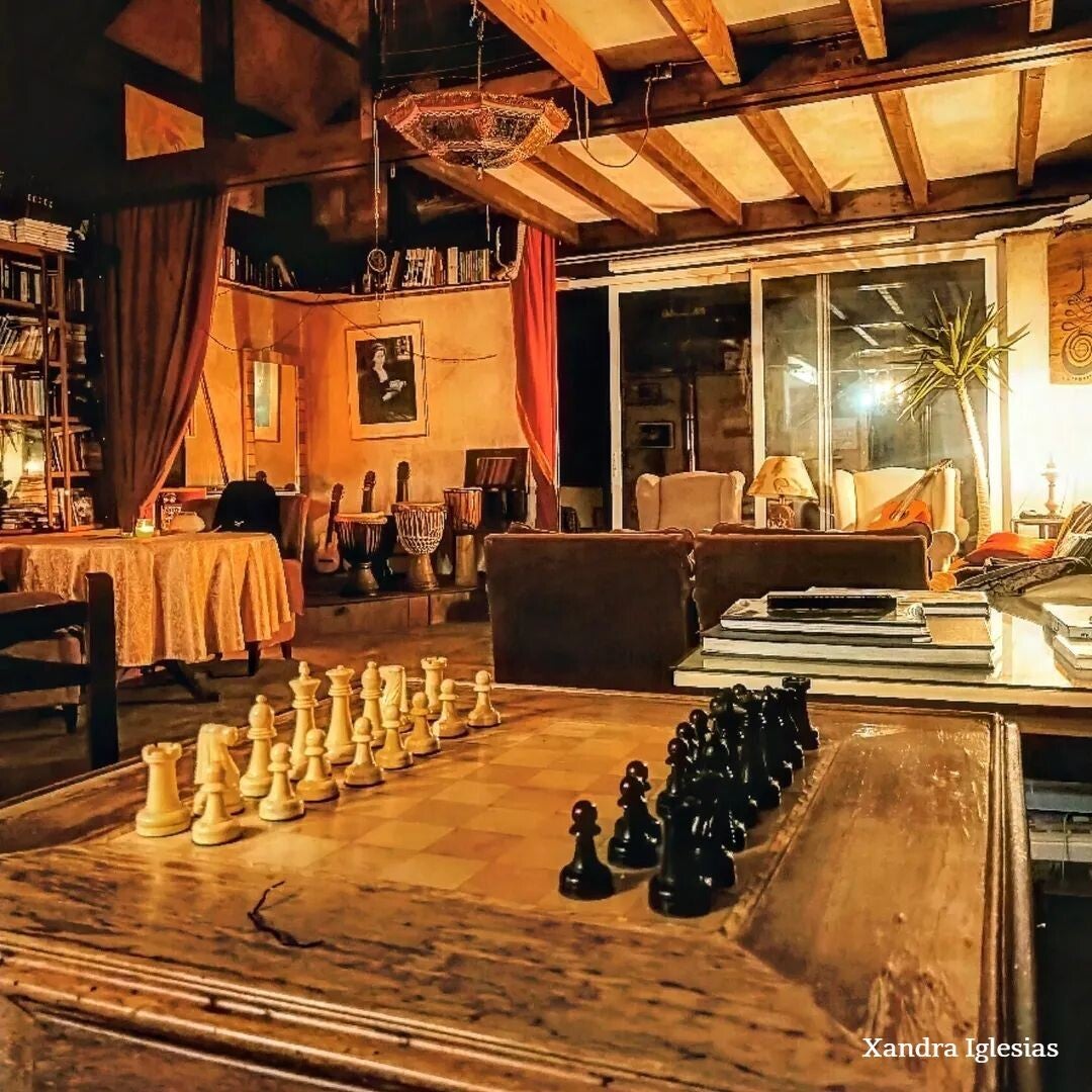 Sala con ajedrez