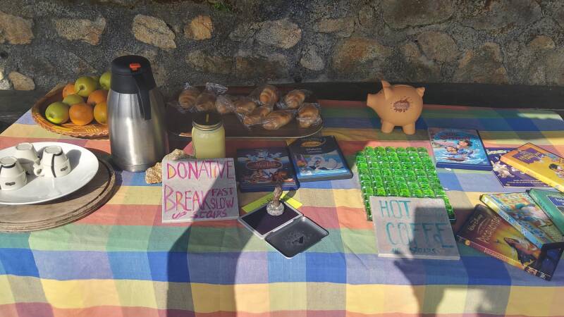 Mesa de desayuno con donativo