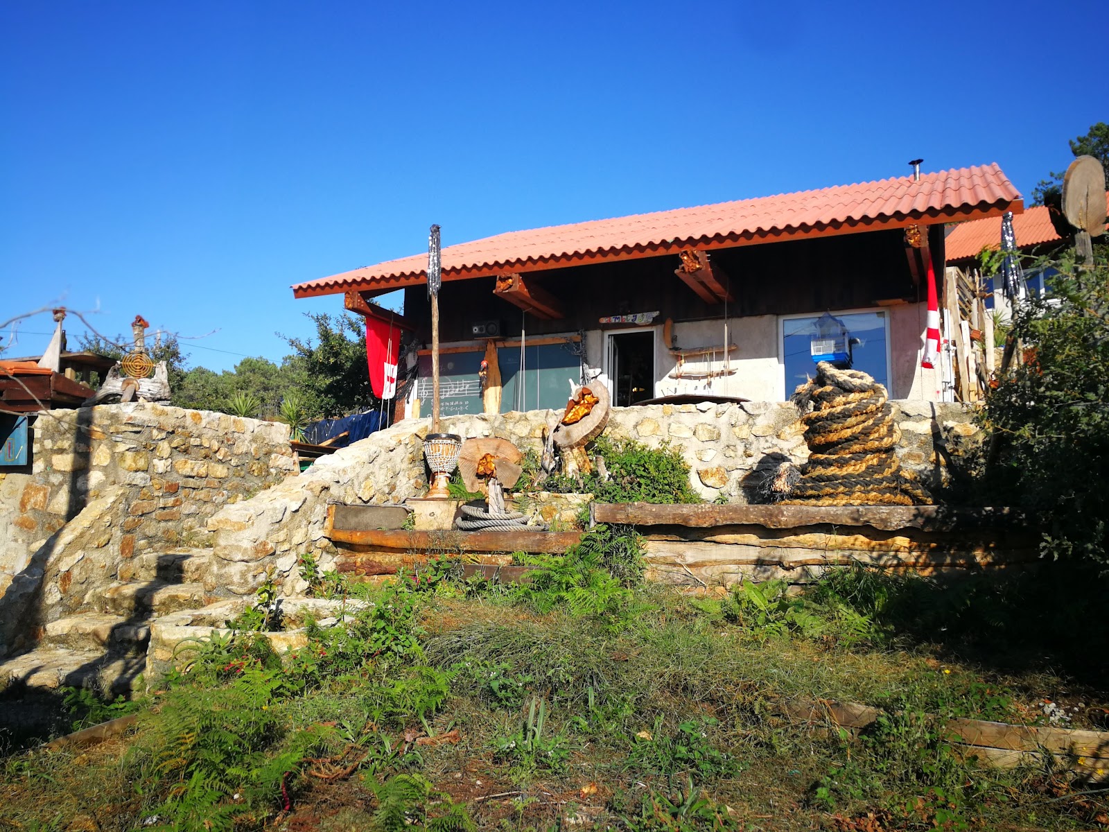 Fachada con tejado de teja