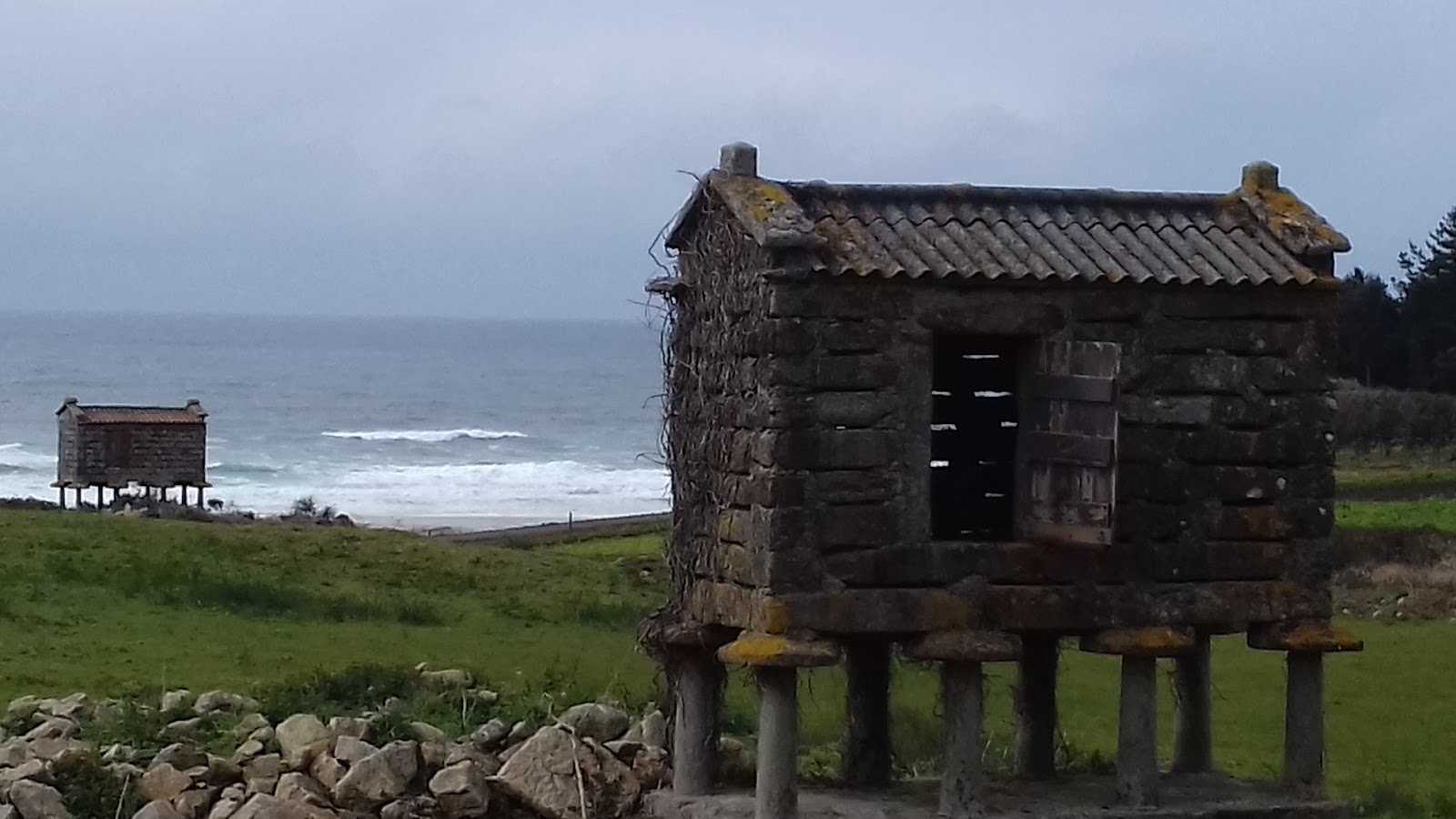 Hórreo junto al mar en la Costa da Morte
