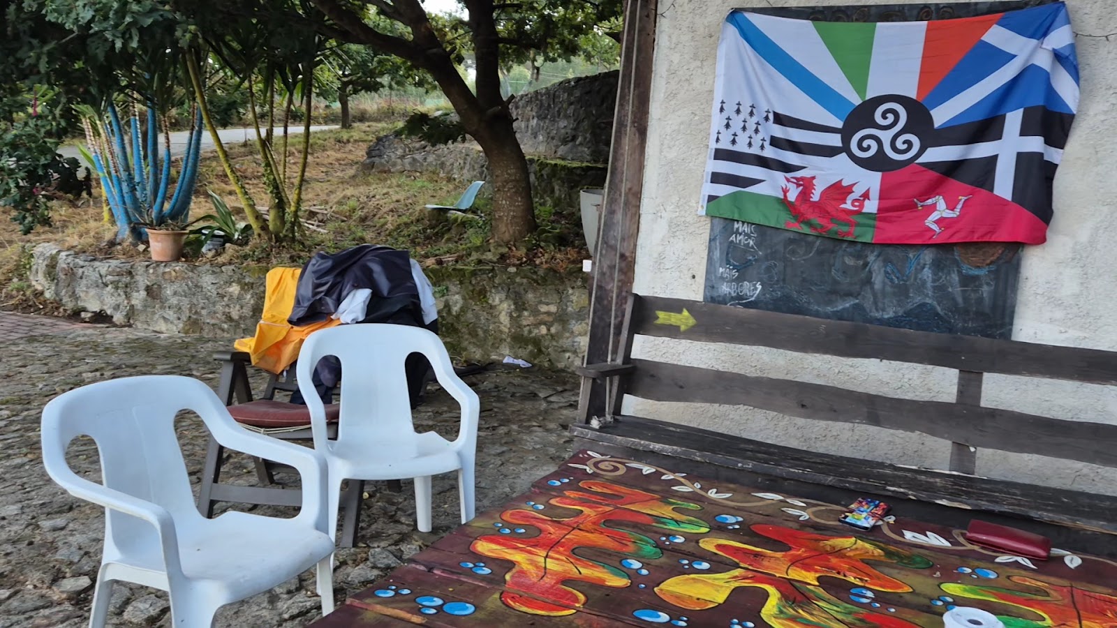 Mesa pintada con la frase Mais amor, mais árbores