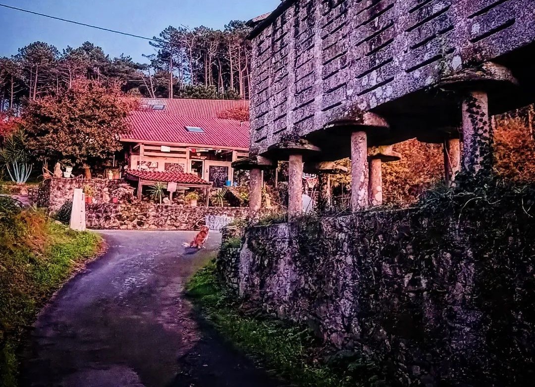 El hórreo tradicional junto a la casa