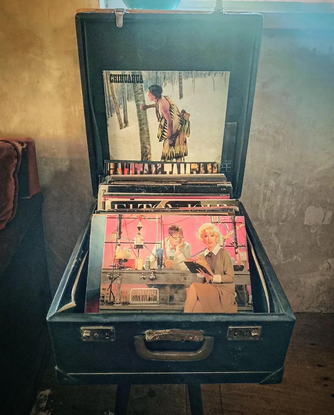 Maleta antigua con discos de vinilo
