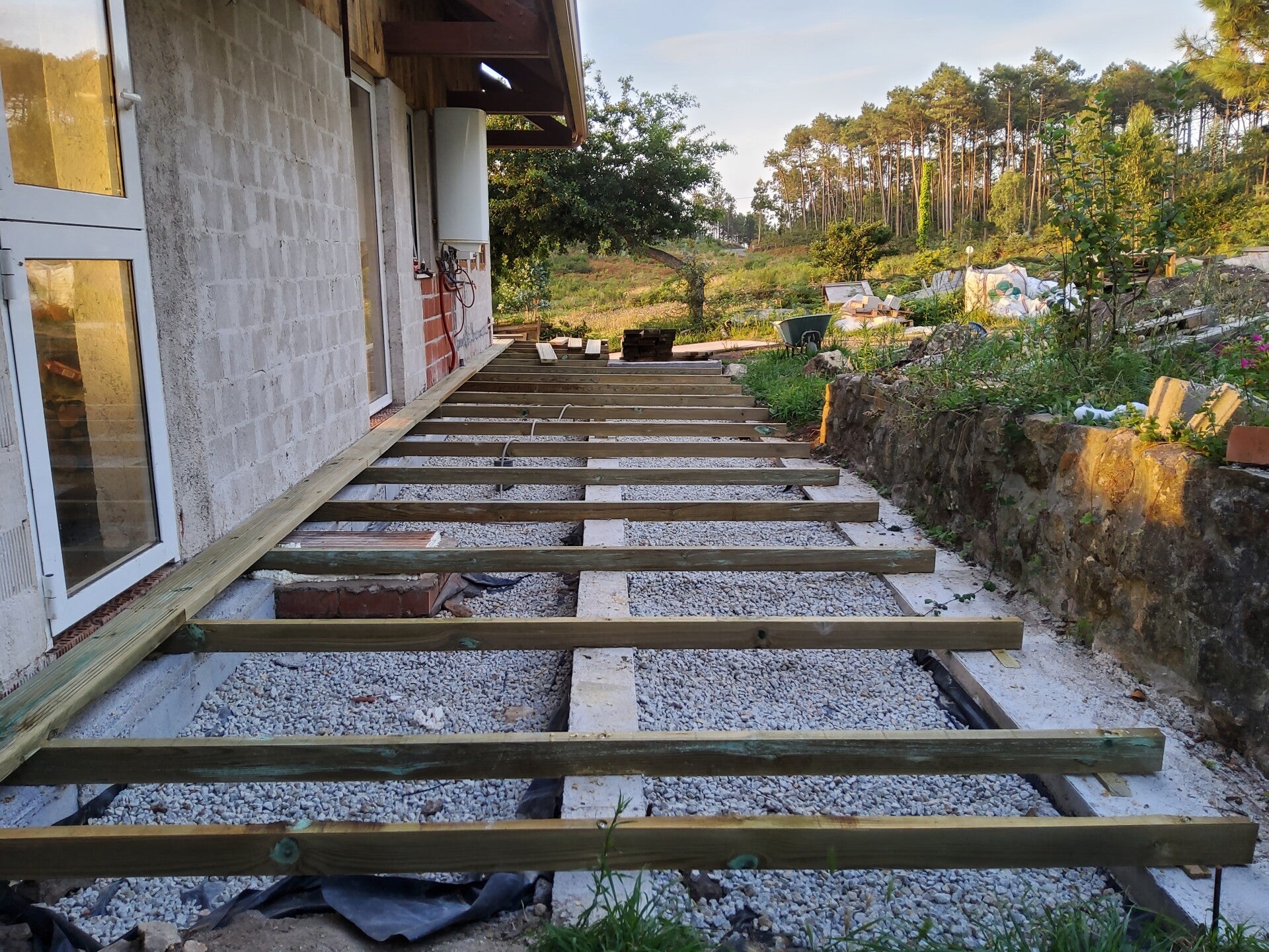 Estructura de madera de la terraza en construcción