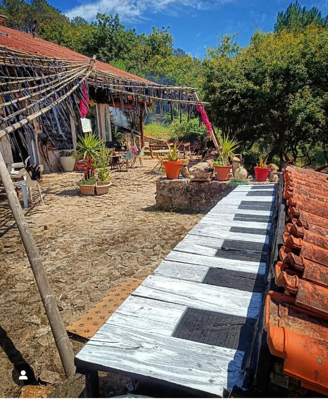 Terraza con un piano pintado en el suelo de madera