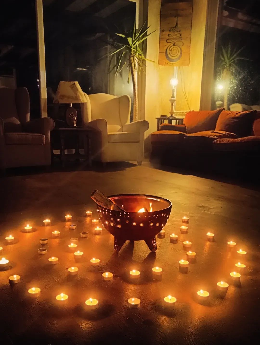 Círculo de velas en el salón, de noche
